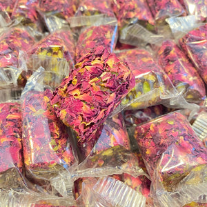 Raha met pistache coverde rozenblaadjes