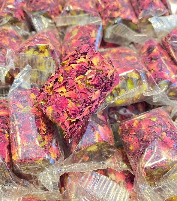 Raha met pistache coverde rozenblaadjes
