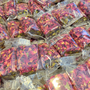 Raha met pistache coverde rozenblaadjes