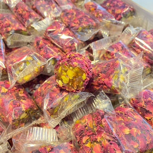 Raha met pistache coverde rozenblaadjes
