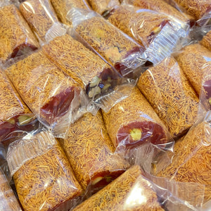 Raha met granaatappel smaak en pistache coverde met Kunafe
