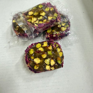 Raha cirkel met pistache-rozenblaadjes