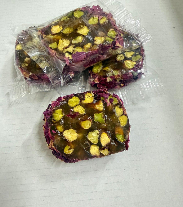 Raha cirkel met pistache-rozenblaadjes