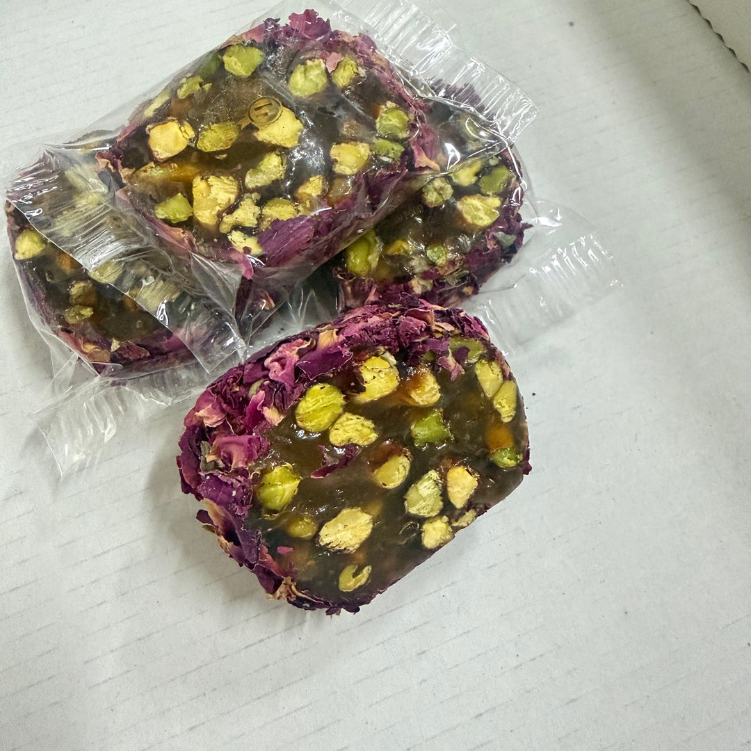 Raha cirkel met pistache-rozenblaadjes